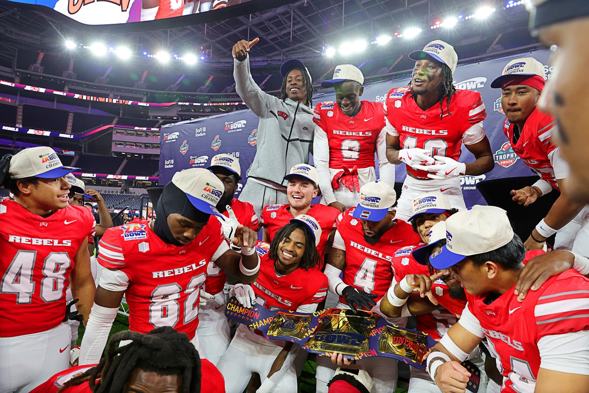 Scarlet And Gray Ahead At Half In LA Bowl Game